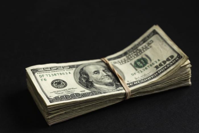 The dollar begins the week confined to a trading range. The dollar begins the week confined to a trading range.