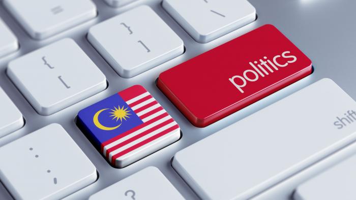 Malaysian foes Mohamad and Ibrahim meet in court and shake hands. Malaysian foes Mohamad and Ibrahim meet in court and shake hands.