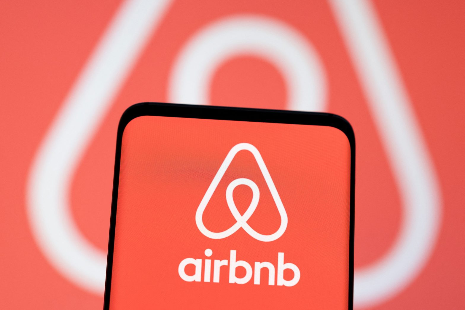 Airbnb shares plunge amid probe into unpleasant customer experiences